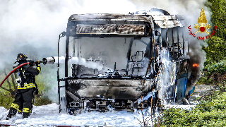 Autobus in fiamme a Volpiano, nel Torinese.  Nessun ferito.